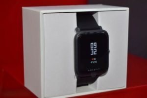 Amazfit Bip smartwatch na caixinha.